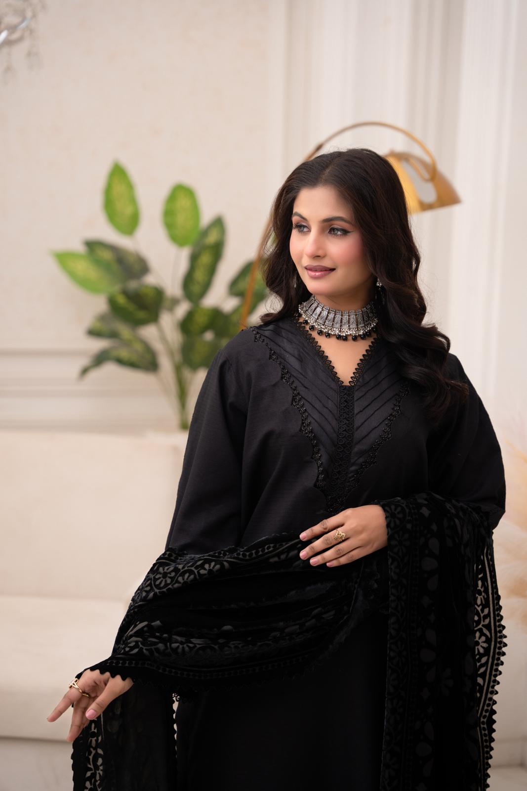 Noir Elegance – 3-Piece Suit with Velvet Shawl