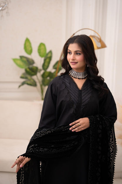 Noir Elegance – 3-Piece Suit with Velvet Shawl